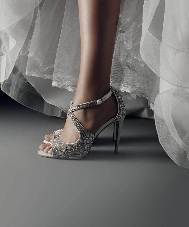 عروس الملكة نذكر لك قواعد إختيار حذاء حفل الزفاف.  