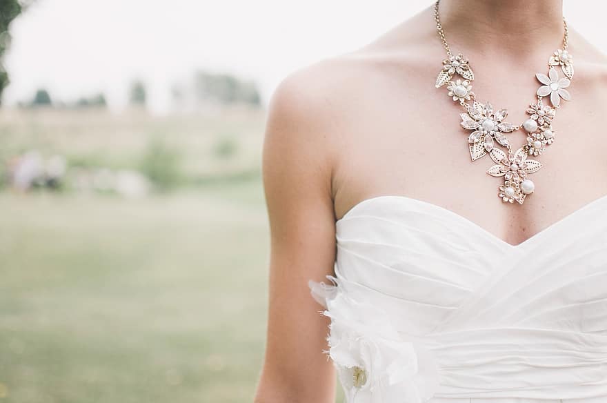 تنسيق مجوهرات العروس مع قصة ولون فستان الزفاف