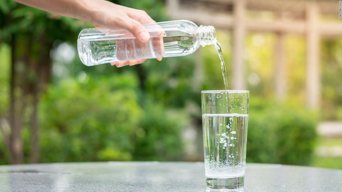 هل شرب الماء يرطب البشرة الجافة فعلاً ويجعلها متألقة ؟      