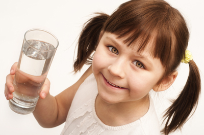 طرق جذابة لجعل الطفل يقبل علي شرب الماء