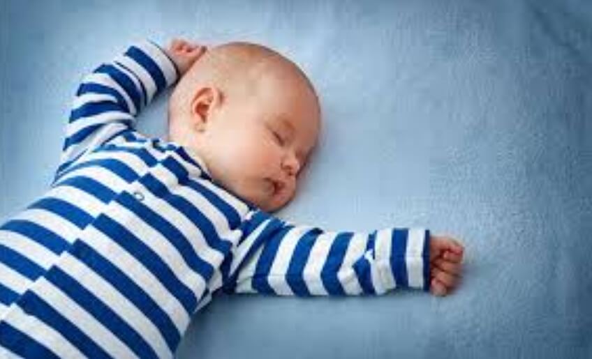 كيفية تقليل المخاطر والمشاكل المرتبطة بالنوم عند الرضع