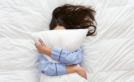 كيف يؤثر نوم الزوج في حضن زوجته على العلاقة الحميمة