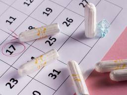سبع حلول منزلية فعّالة لعلاج الدورة الشهرية غير المنتظمة 