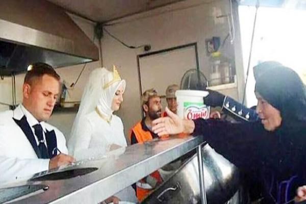 عروسان تركيا فضلا مساعدة اللاجئين بدلا من حفل زفاف