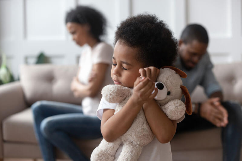 الطلاق والأطفال: هل ستختاري البقاء ليسعد أطفالك؟