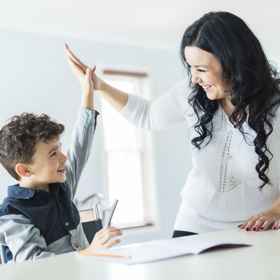 استراتيجيات مذهلة للأمهات العاملات: 17 خطوة لتشجيع طفلك على المذاكرة