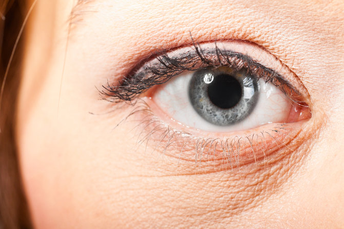 مكون سحري استخدمه القدماء لعلاج الجفاف حول العينين.. فما هو ؟!