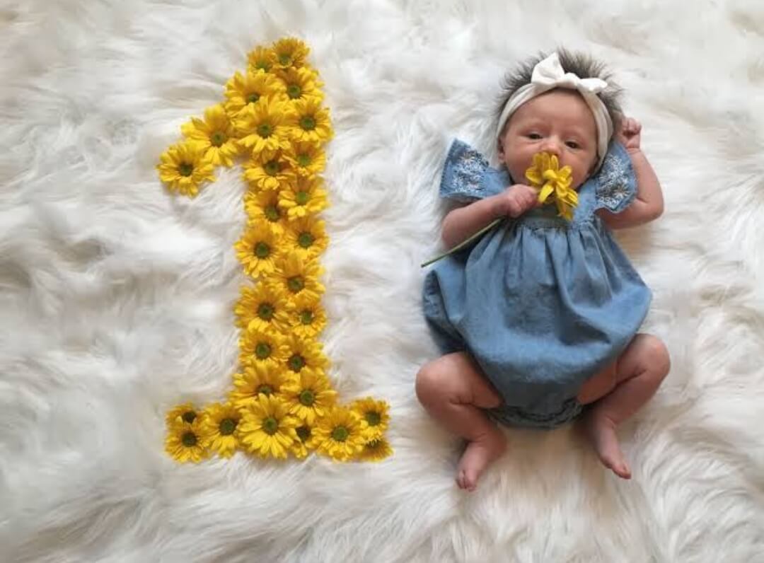 كيف ينمو الطفل في السنة الاولى؟ أبرز التطورات في أول ١٢ شهر!
