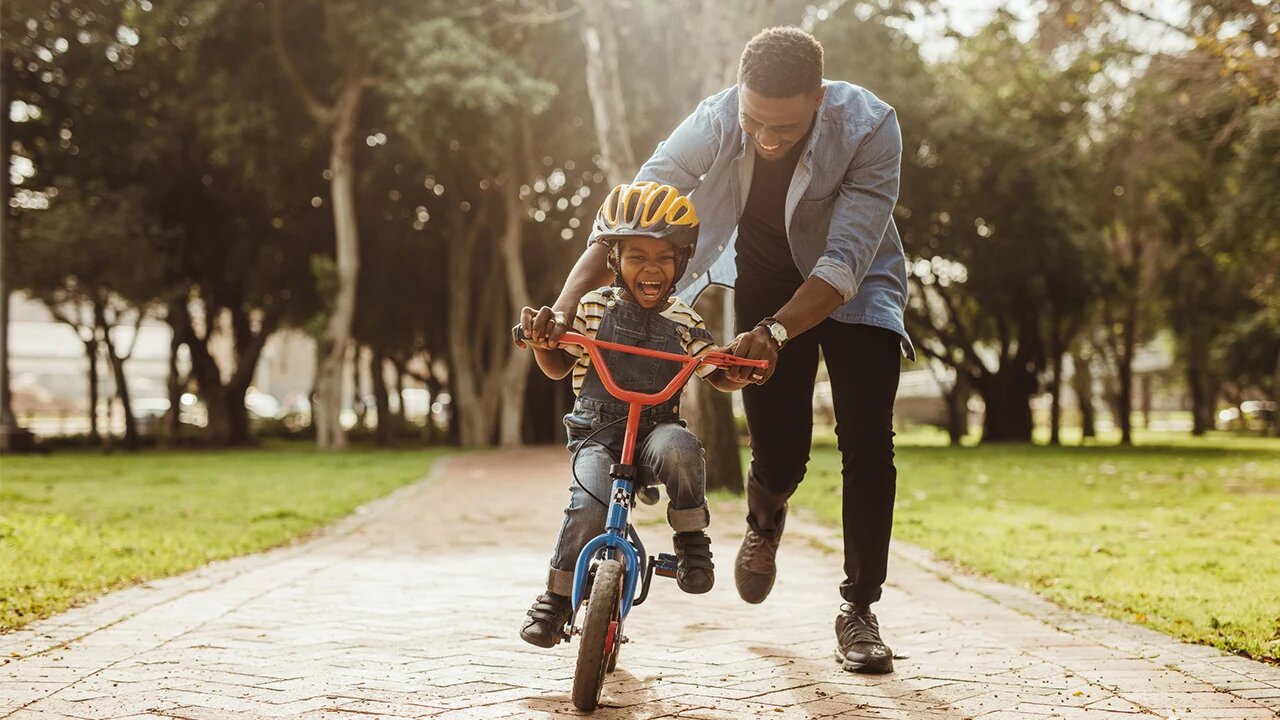 رحلة تعلم ممتعة: كيف تعلمي طفلك ركوب الدراجة بثقة ومرح!