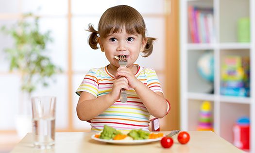 ساعدي أطفالك على تعلم عادات الأكل الصحية