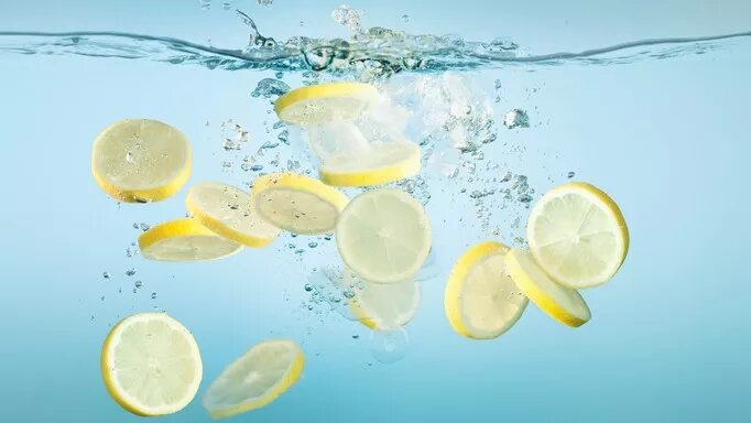 ماء الليمون يساعد على فقدان الوزن! 