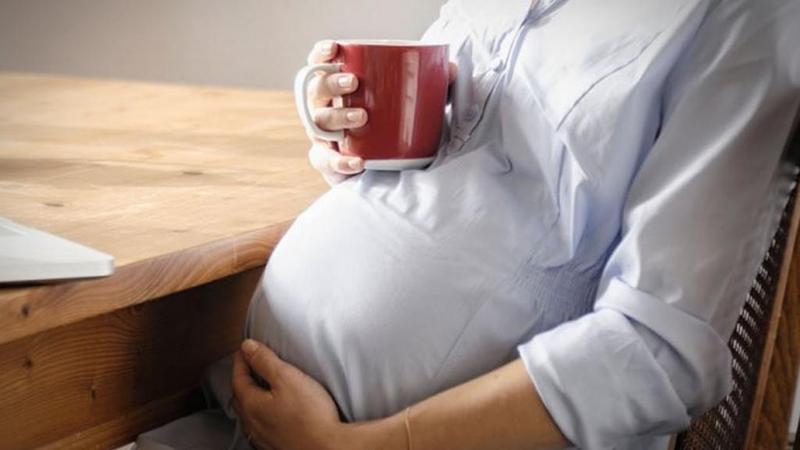 دراسة تحسم الجدل في تأثير الشاي على الأم الحامل وجنينها
