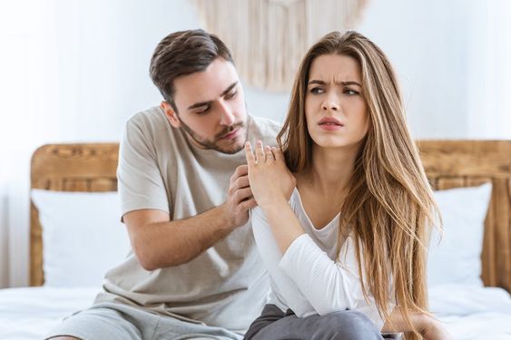 زوجي يتهمني بالبرود أثناء العلاقة الحميمة.. ماذا افعل
