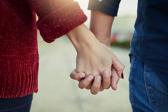 استكشاف لغات الحب الخمسة: لعلاقة زوجية سعيدة ومرضية