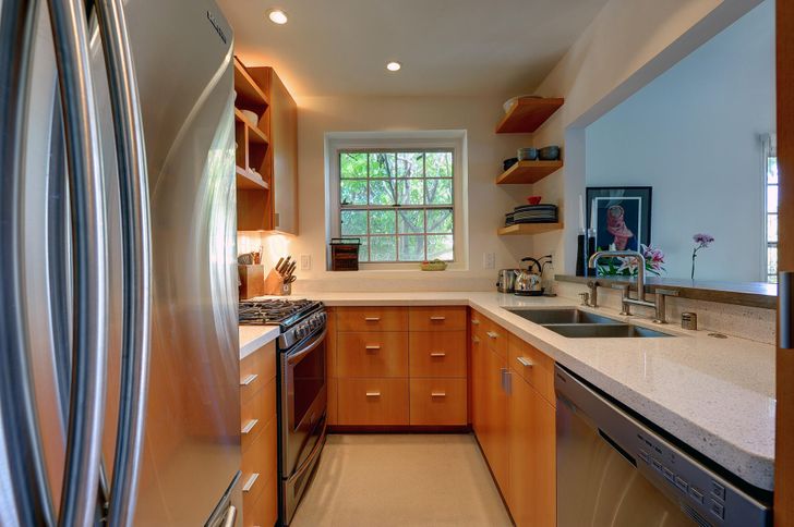 بالصور: إليكِ 13 فكرة ذكية ليبدو مطبخكِ أكبر!