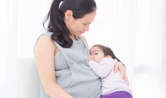 الأمومة المزدوجة! هل يمكن الحمل أثناء الرضاعة الطبيعية