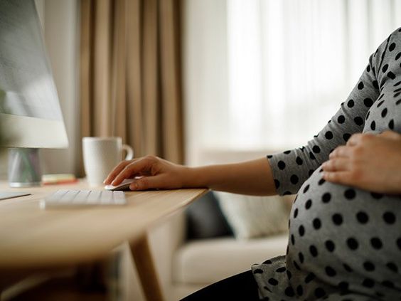 إليكِ السر في التعامل مع أعراض الحمل المزعجة أثناء العمل