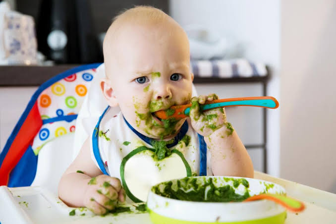 متى يأكل الرضيع الأطعمة الصلبة؟ اكتشفي الآن