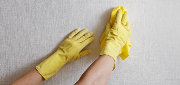 خطوات وحلول لتنظيف الجدران وورق الجدران من البقع والرسومات
