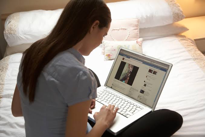 مشاكل التعرض لوسائل التواصل الاجتماعي في مرحلة المراهقة