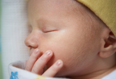 بشرة حديثي الولادة: ما هو طبيعي ونصائح للعناية بالبشرة