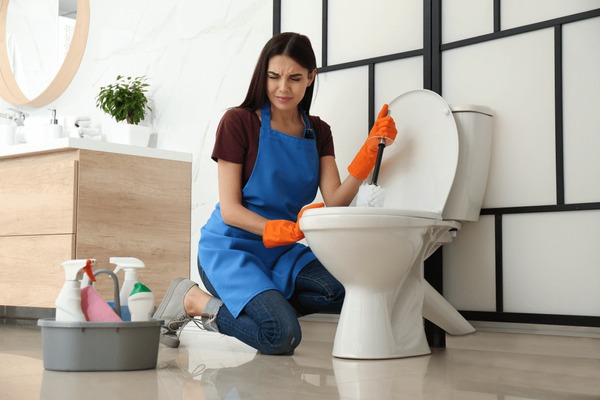 ما سبب ظهور دود في أرضية الحمام! وكيف أتخلص منه؟