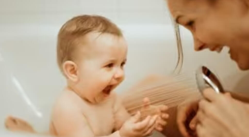 استحمام طفلك في فصل الشتاء : الأهمية والأساسيات