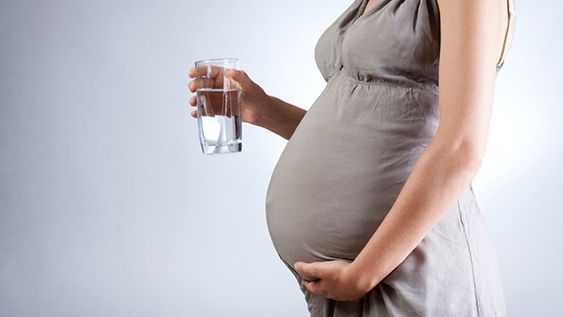 لحماية حياة الجنين.. اكتشفي علامات الجفاف أثناء الحمل وعالجيها بسرعة