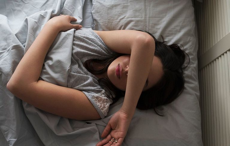 التعرق أثناء النوم: لماذا يحدث وكيف تتخلصي منه؟!   
