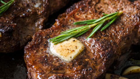 استمتعي بوجبة لحم مميزة: وصفات رائعة لإعداد ستيك اللحم!