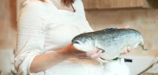 كثرة تناول السمك خلال الحمل تضر بالطفل مستقبلاً !