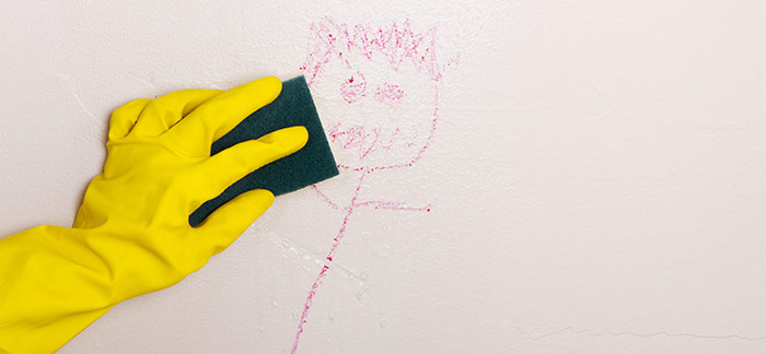 طفلك يرسم على حائط المنزل؟ إليك الحل السحري للتنظيف 
