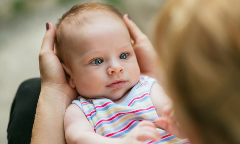 فوائد التواصل مع طفلك حديث الولادة لك وللطفل      