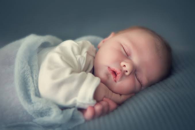 متى ينتظم نوم الرضيع وتنتهي معاناة الأم