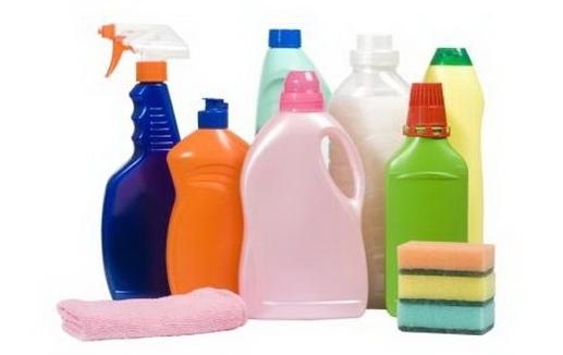 كيف تتعاملين مع التعرض للمنظفات الكيماوية بالمنزل؟