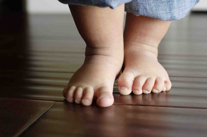 تعرق أقدام الطفل طبيعى أم مرضى؟