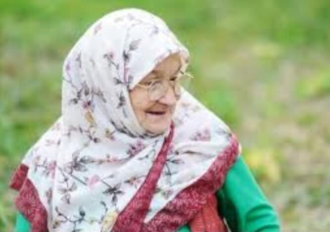 حكم تأدية العبادات في حال نزول الدورة الشهرية بعد الخمسين!