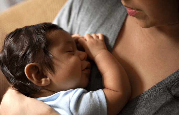 نوم الطفل الرضيع : طريقة البكاء حتى النوم