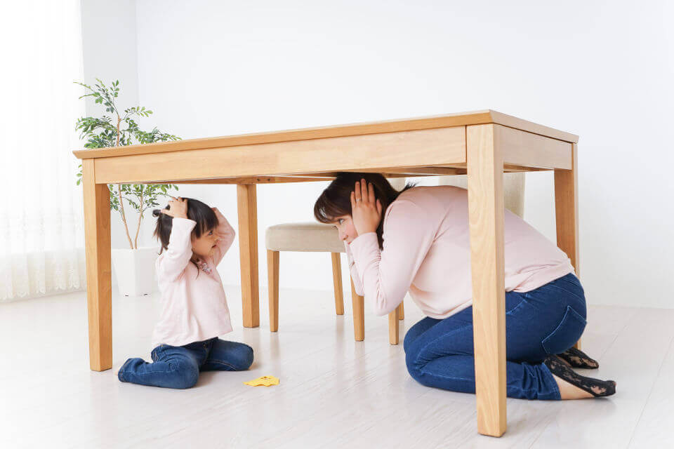 كيف أحمي طفلي إذا حدث زلزال مفاجئ؟ إليكِ 3 طرق مجربة
