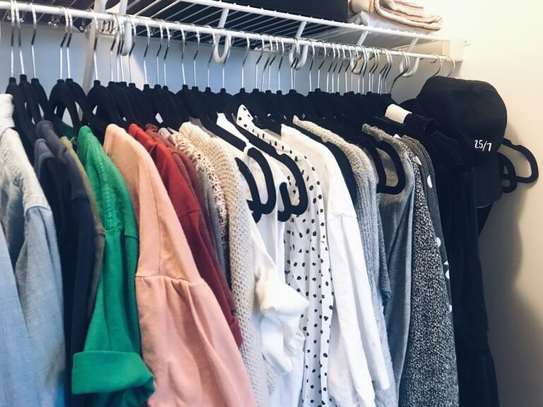 قومي بتنظيم خزانة ملابسكِ ليصبح ارتداء الملابس أسهل! 