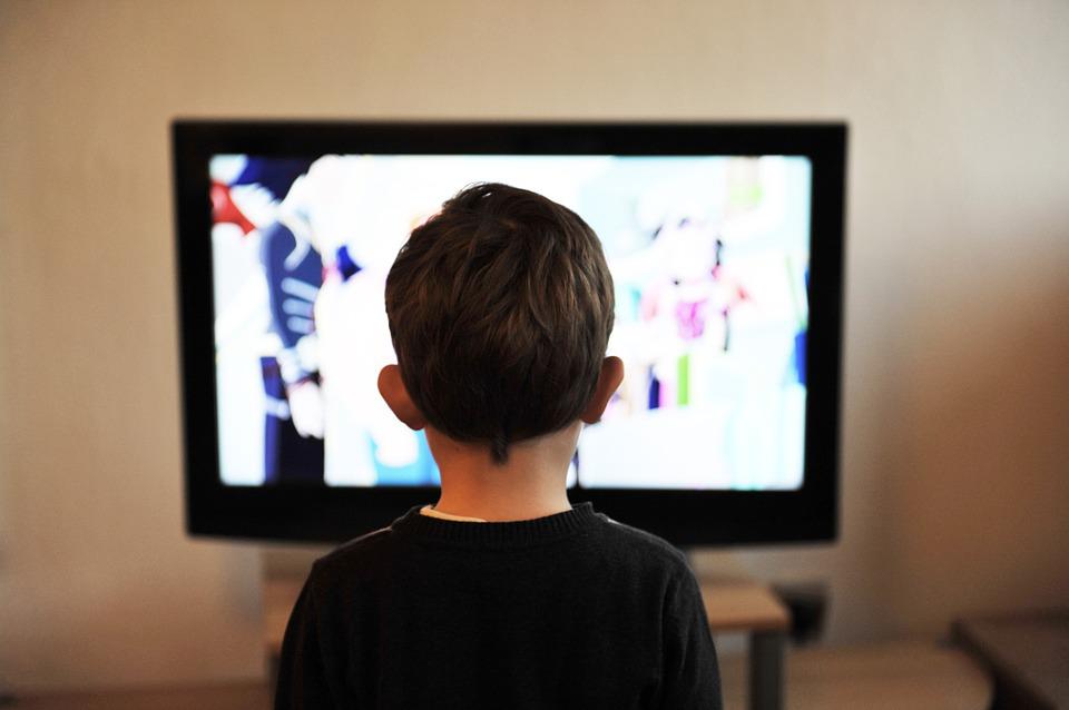 دراسات حول التلفاز في غرفة طفلك!