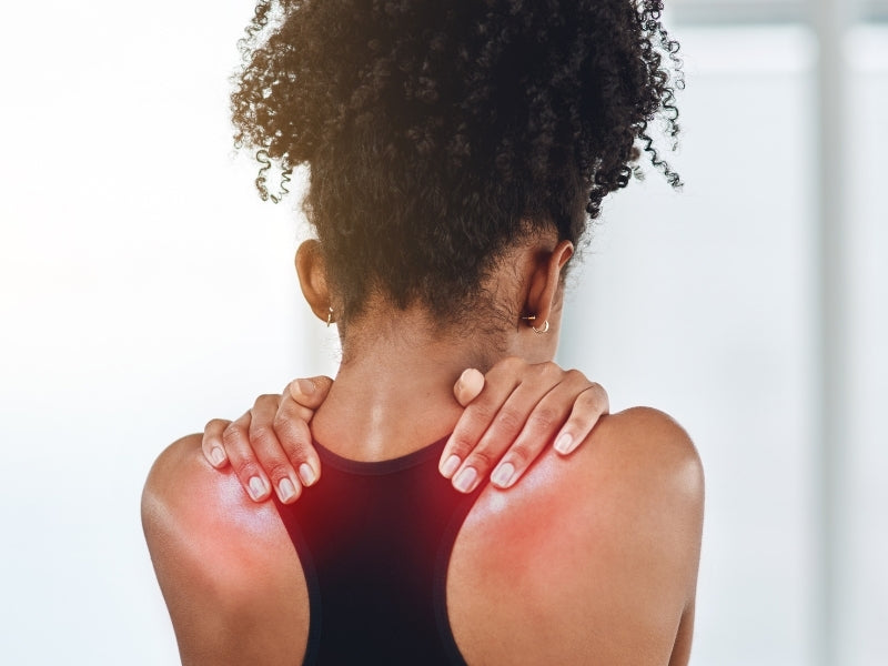  تعانين من آلام الكتفين وترهل في الثديين؟ إليك السبب والعلاج!