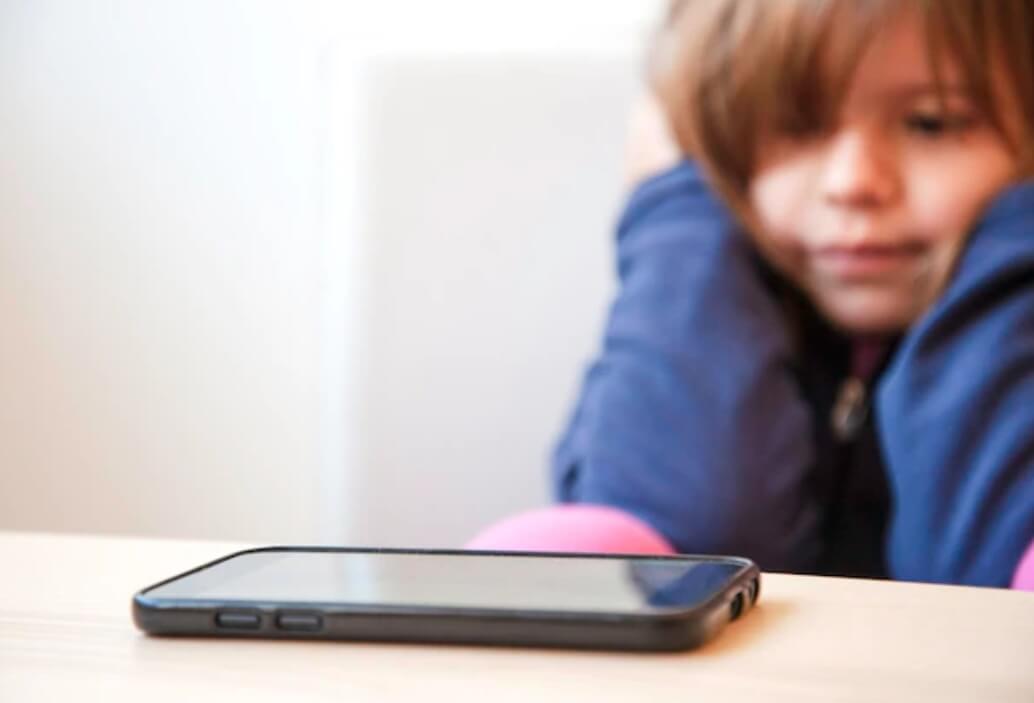 ما آثار الإكثار من استخدام الإلكترونيات على الأطفال؟