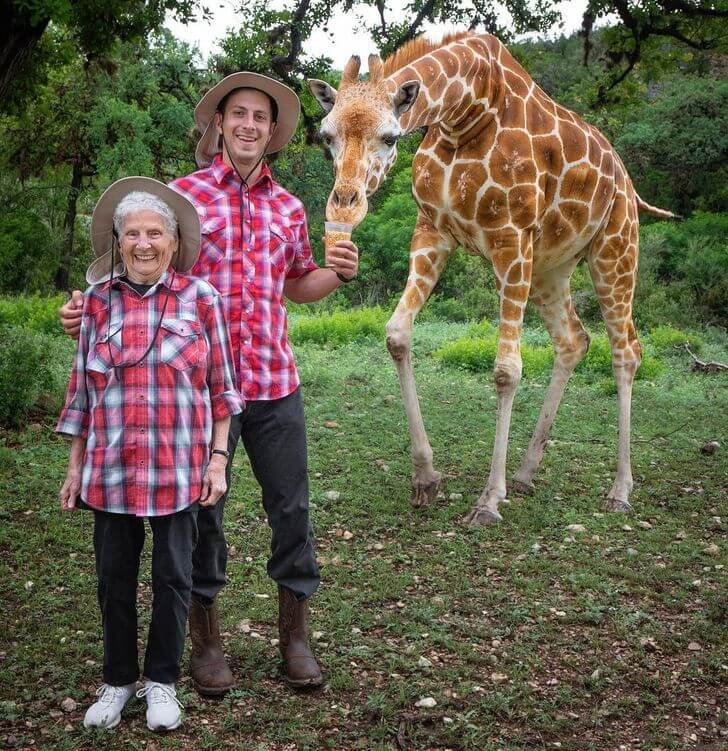 جدته بلغت من العمر 95 عامًا لكنه يحبها ويبرها ويستمتع معها !