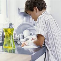 خمس خطوات ليشاركك طفلك الأعمال المنزلية