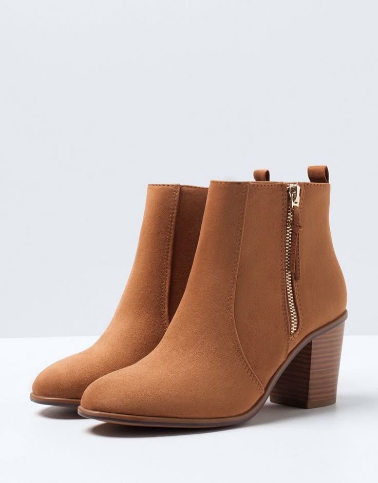 أحذية القطيفة واحدة من أهم صيحات الشتاء