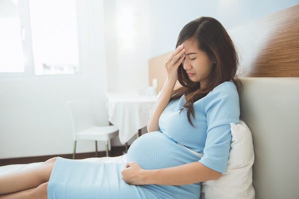 لماذا أشعر بالصداع أثناء الحمل! وهل هناك حل آمن؟! 