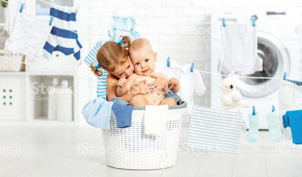 اهم النصائح قبل غسل ملابس الأطفال.