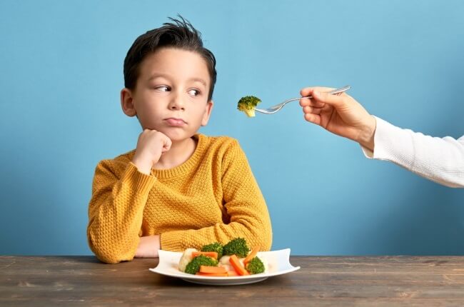 طفلكِ لا يأكل جيدًا؟ إليكِ أخطار قلة الأكل وكيفية إقناعه بالطعام 