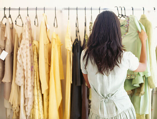 دليل مختصر يساعدك على اختيار ألوان الملابس المناسبة للون لبشرتك
